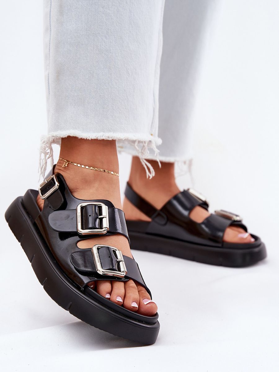 Women’s sandals made of natural leather